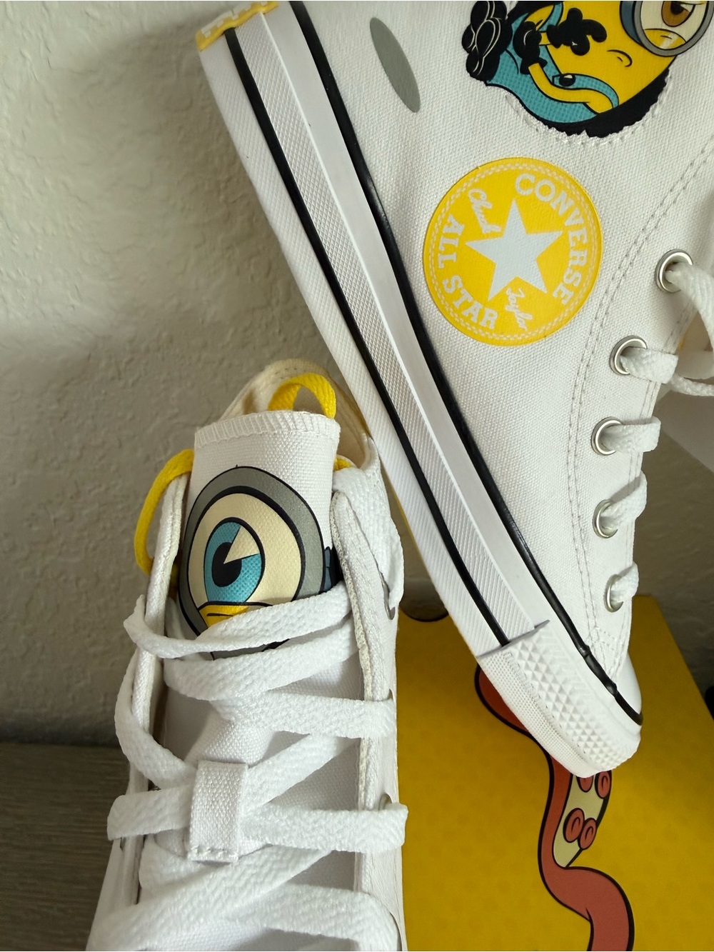 New womens Converse White & Yellow Minions High-Top shoes, backpack - Picture 4 of 7